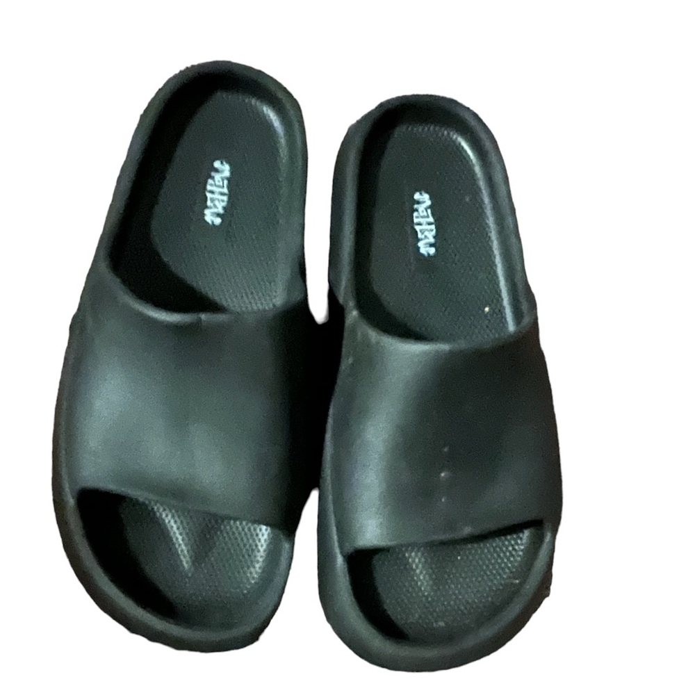Size 6 black slides